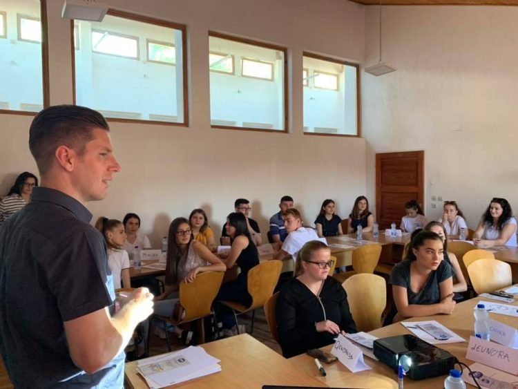 Promovimi i punësimit të të rinjve përmes trajnimeve profesionale, trajnimeve të ndërmarrësisë dhe mentorim